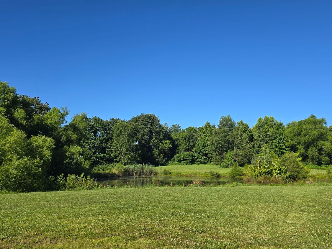 Building Photo - Perfect country living!