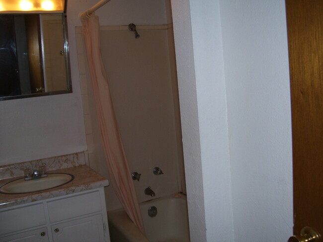 Building Photo - 2121 Thomas Ave