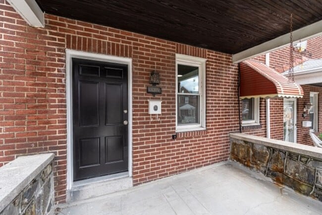 Building Photo - Renovated 3-Bedroom House with Balcony and...