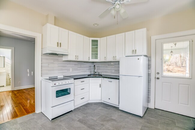 Bright clean with granite counter - 863 Main St