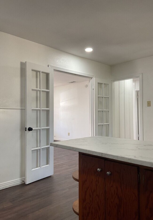 Foto del edificio - NEW IN MANAGEMENT - AVAILABLE NOW!