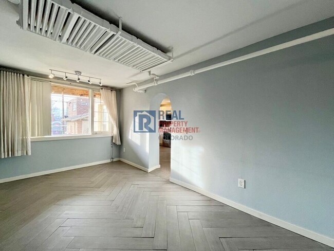 Building Photo - 561.5 S Ogden St