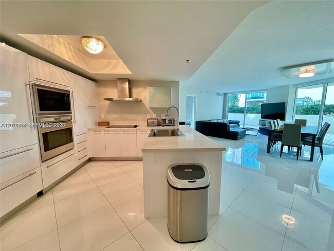 Foto del edificio - 150 Sunny Isles Blvd