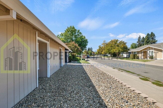 Building Photo - Desirable Pocket-Greenhaven Half-Plex for ...