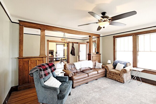 Foto del edificio - Pet-Friendly Downtown Home with Classic Charm & Modern Updates