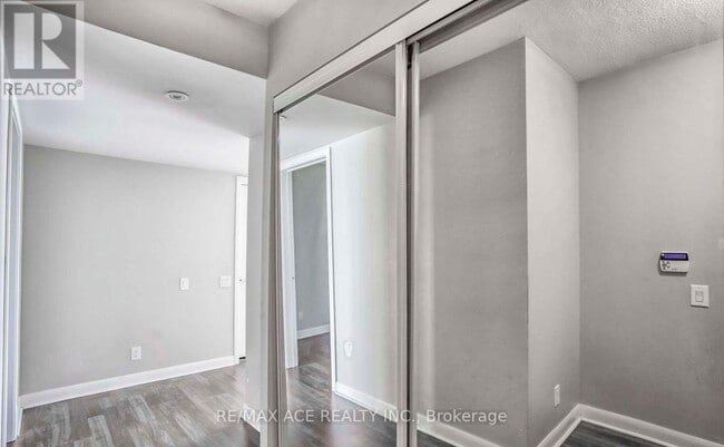 Building Photo - 25 Town Centre Court