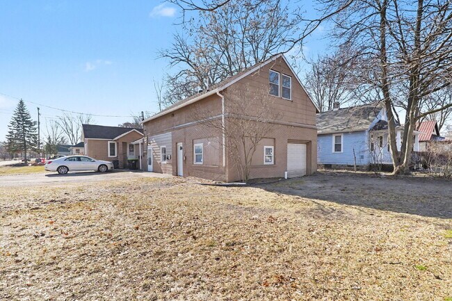 Building Photo - Updated 1 Bedroom Rental Close To Downtown $850/month