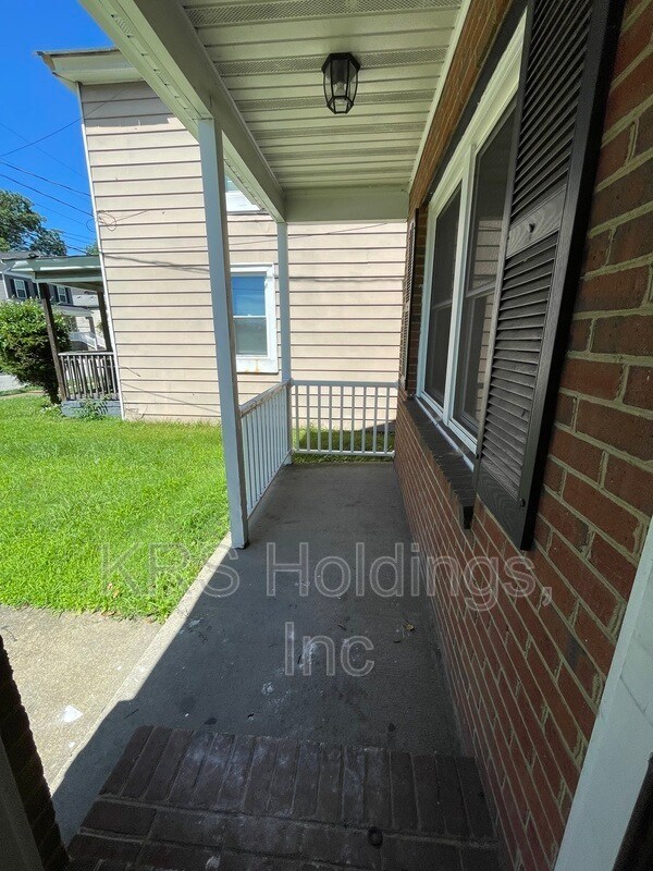 Building Photo - 722 20th St