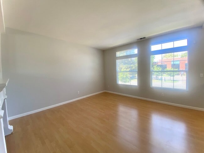 Building Photo - 2-Bedroom + Loft Condo for rent! Downtown ...