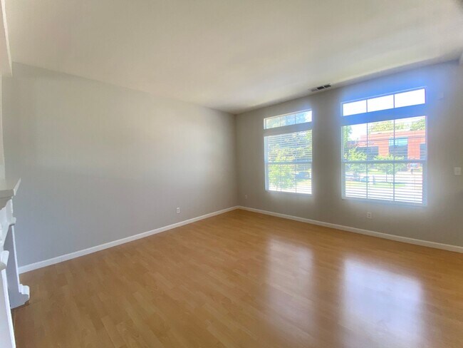 Foto del edificio - 2-Bedroom + Loft Condo for rent! Downtown ...