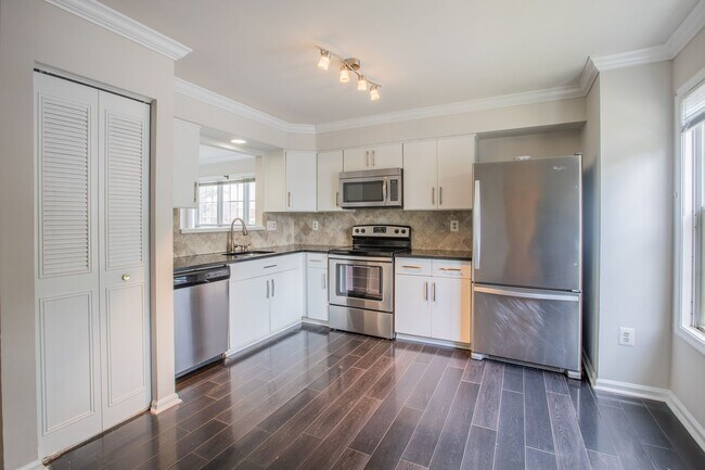 Building Photo - Newly Renovated 3 BR/2.5 BA Townhome in Ge...