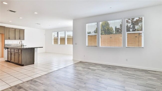 Building Photo - 2832 E Clementine Dr