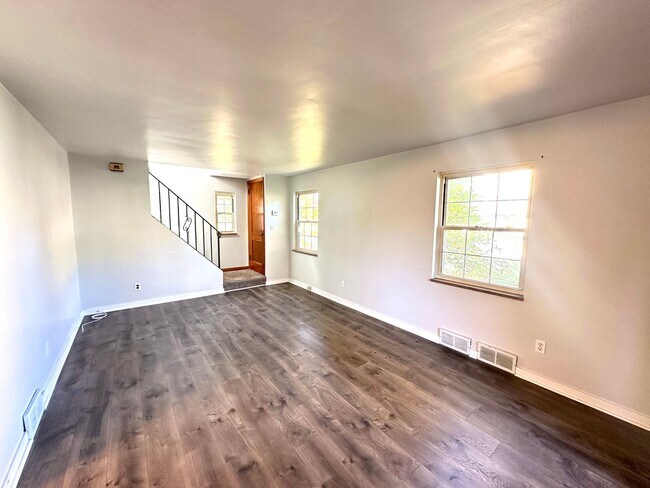 Foto del edificio - Updated 3 Bedroom in Penn Hills - Off-Street Parking, Nice Backyard - Available Now!