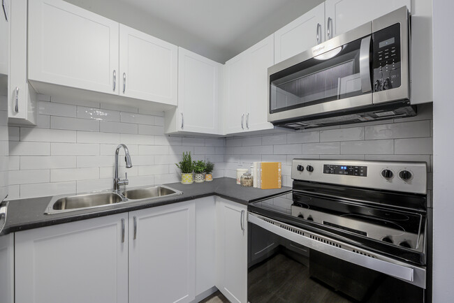 Kitchen - 111-187 Brybeck Crescent