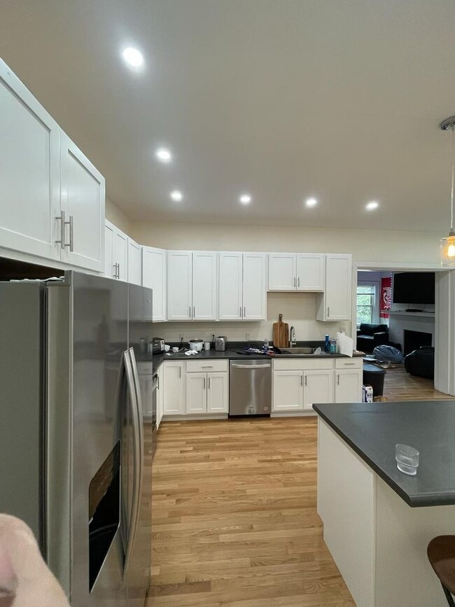 Building Photo - Massive  13-Bedroom House with huge Privat...