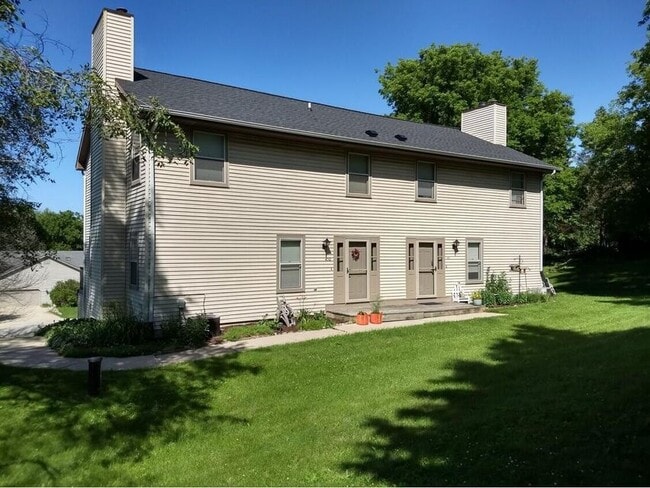 Building Photo - 440 Hi View Dr