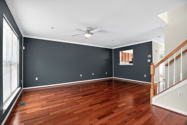 Foto del edificio - Lovely End Unit 3-Level Townhome in Kingsv...