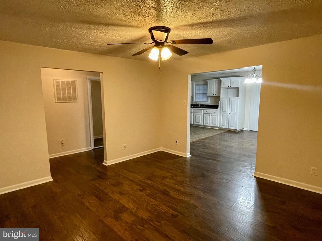 Foto principal - 145 American Dr