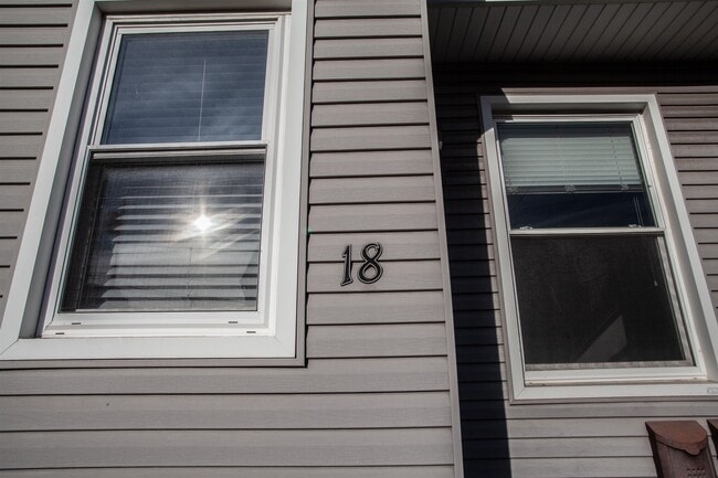 Foto del edificio - 18 Howard Pl