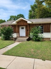 Building Photo - 715 W Lindsey St