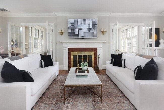 Building Photo - 1010 Centre St