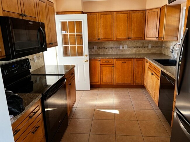Building Photo - Oak Ridge 37830 - 3 bedroom, 1.5 bath home upstairs only with basement bonus room - Call Troy Ada...