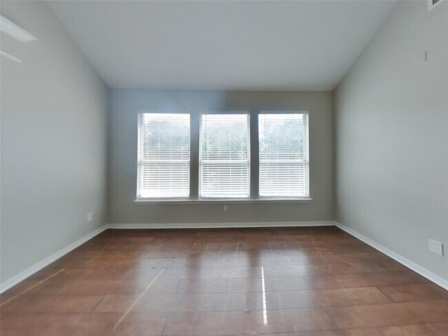Building Photo - 405 Red Hawk Dr