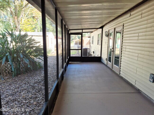 Building Photo - 604 Holly Ln