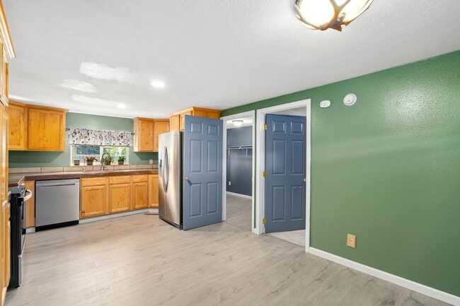 Building Photo - Spacious 3 Bed Home in Central Valley Scho...