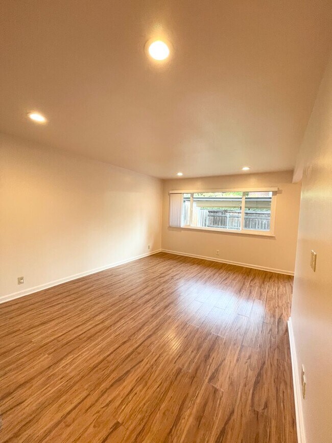 Building Photo - Bright and Clean Two Level Unit in Lovely ...