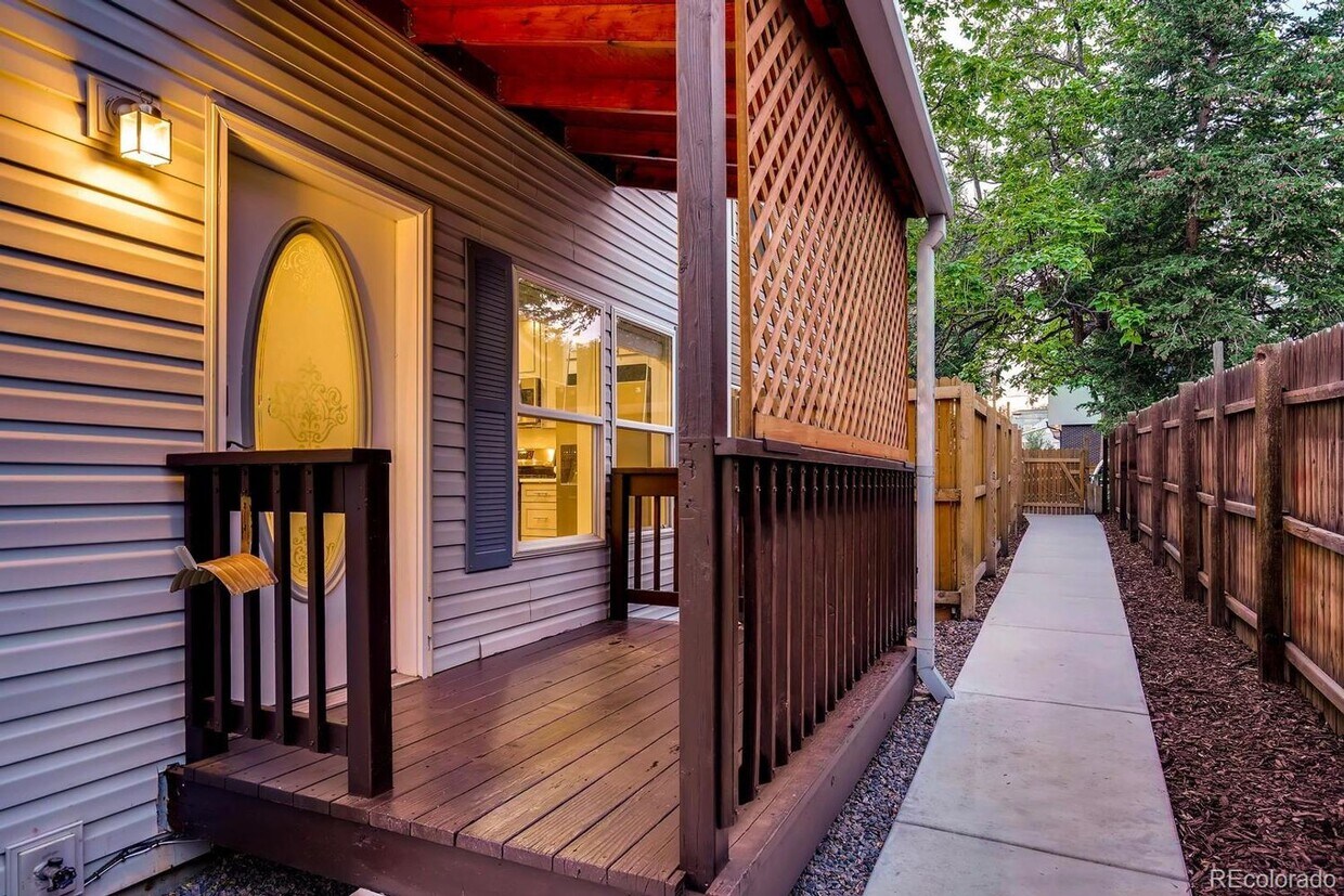 LOCATION, LOCATION! Featuring modern finishes and a peaceful outdoor retreat, this 2-bed 2.5-bath... - LOCATION, LOCATION! Featuring modern finis...