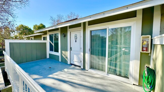 Building Photo - Beautifully Updated & Remodeled Upstairs C...