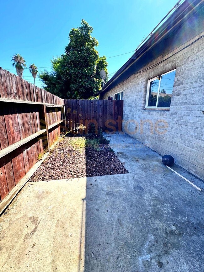 Building Photo - 844-852 E Mission Blvd