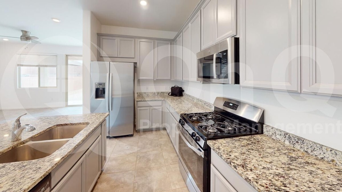 Foto principal - 8013 S Silver Lillie Way