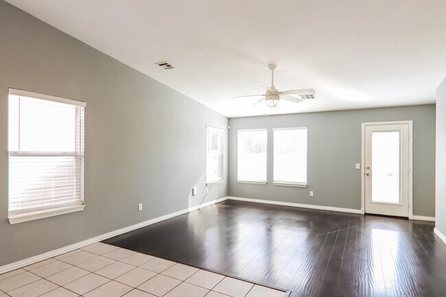 Building Photo - Fantastic home available in Oklahoma City!