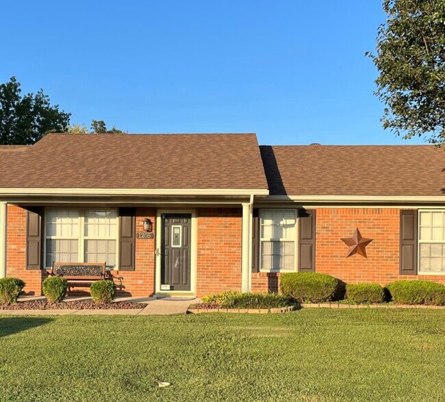 Foto del edificio - 1205 Pebble Creek Dr