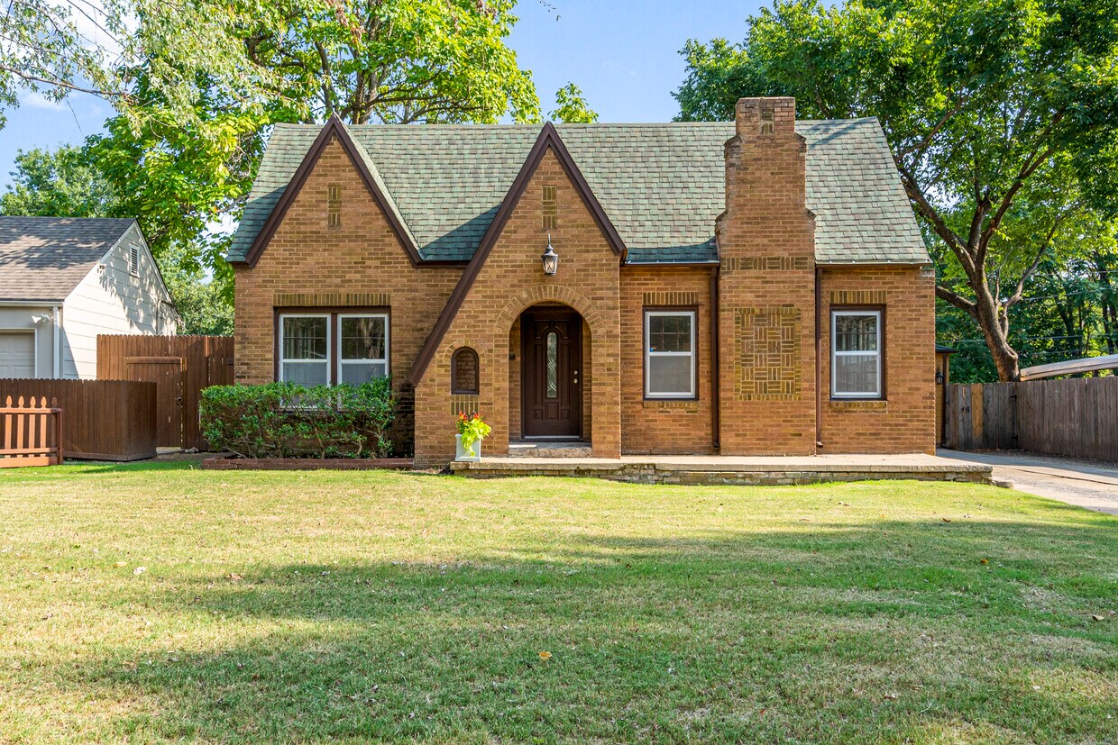 Front of House - 4930 E 3rd St