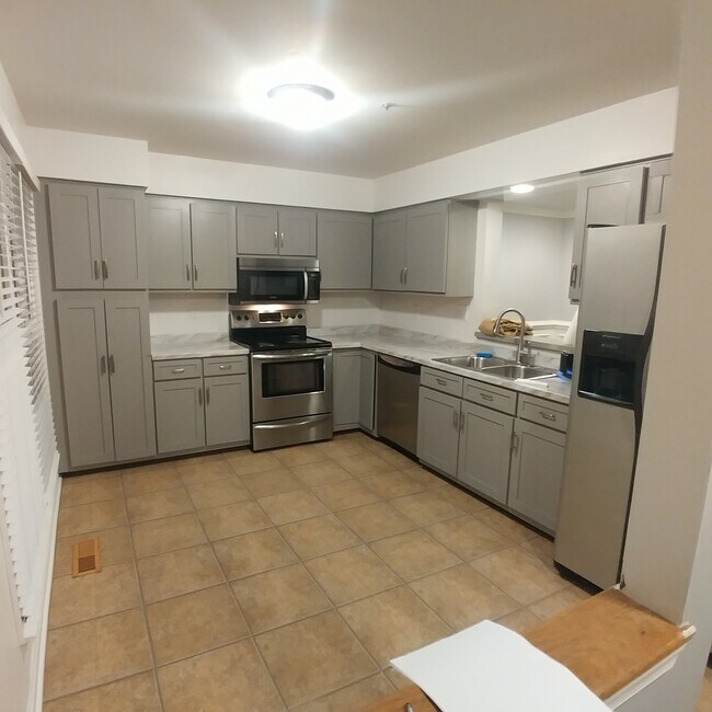 Cocina con electrodomésticos de acero inoxidable - 12115 Ivory Fashion Ct