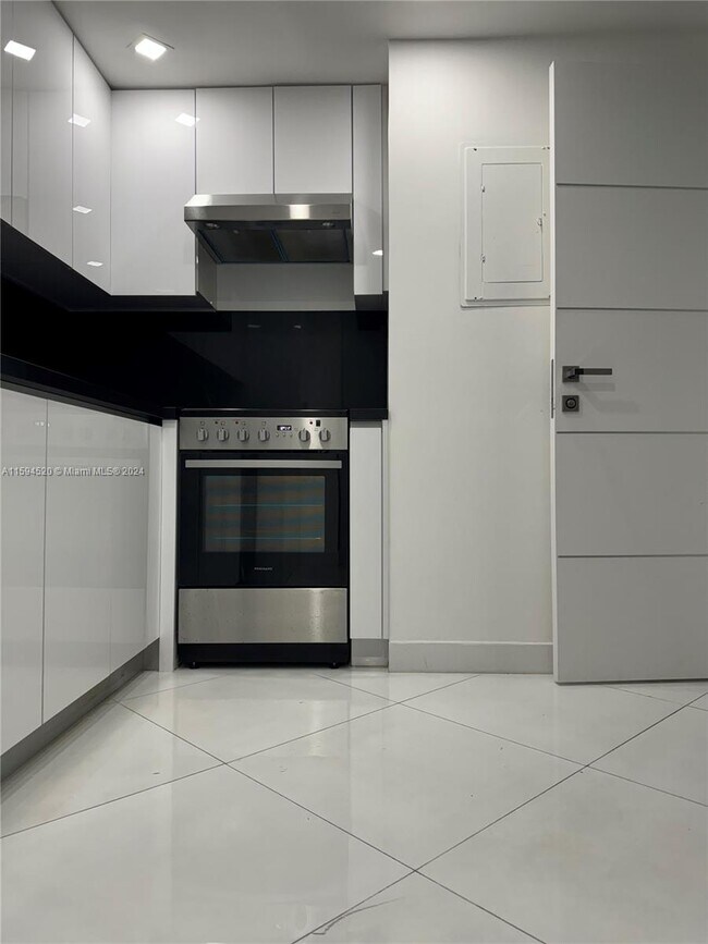 Building Photo - 999 Brickell Bay Dr