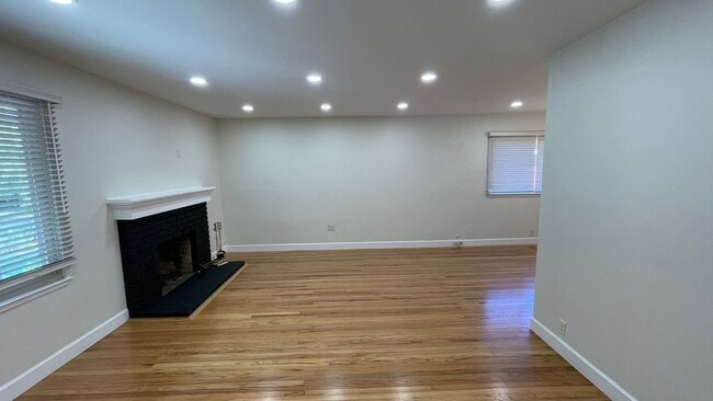 Building Photo - Martinez! Beautiful 5 bedroom 3.5 bathroom...