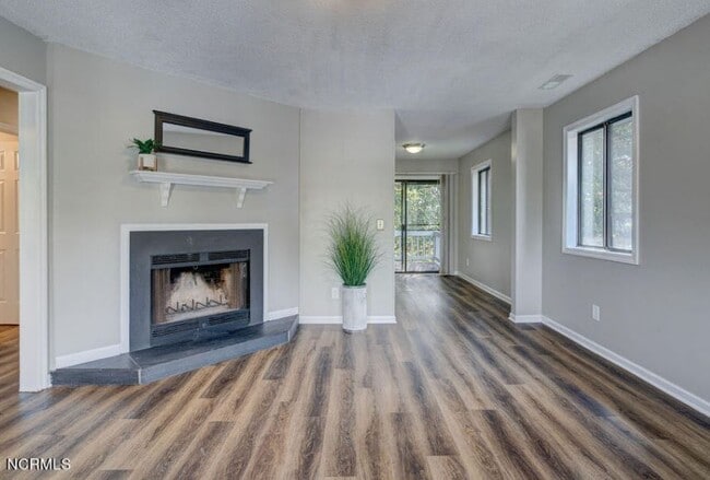 Building Photo - 4155 Spirea Dr