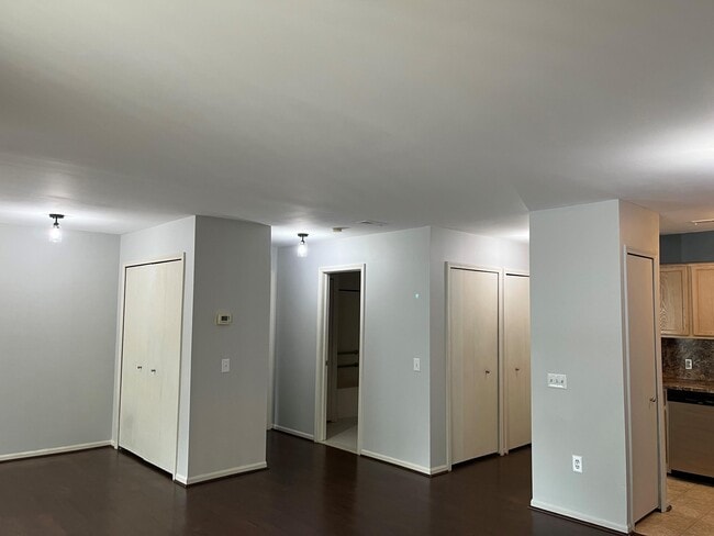 Building Photo - 1127 S Lake Dr