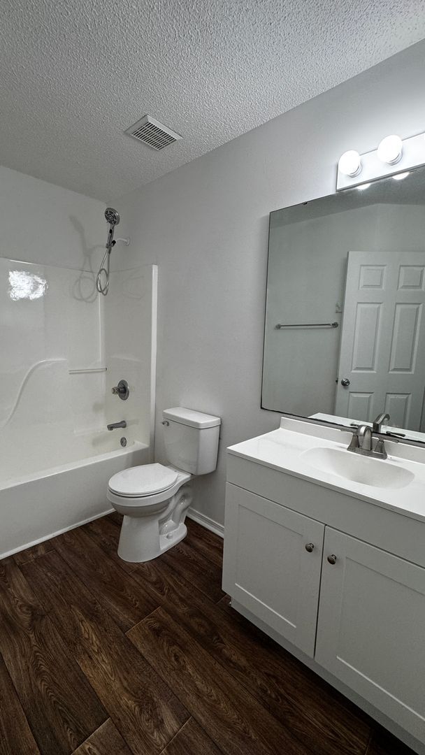 Foto del edificio - Lovely 3 Bedroom / 2 Bath Townhome - 1 Car Garage - Spacious Rooms