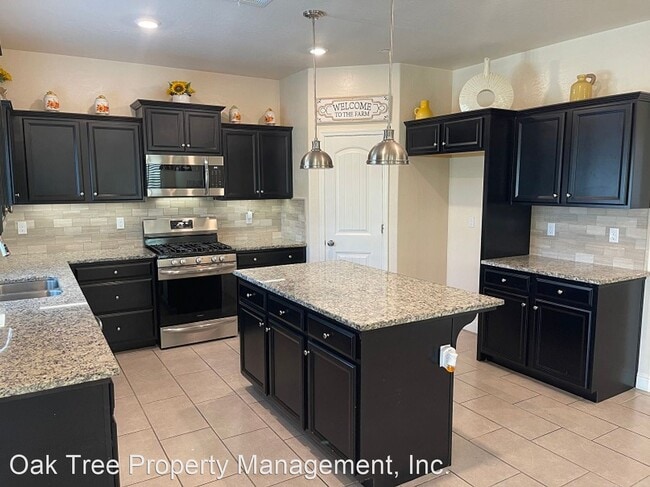 Building Photo - 4 br, 2.5 bath House - 6960 E. Fedora Avenue