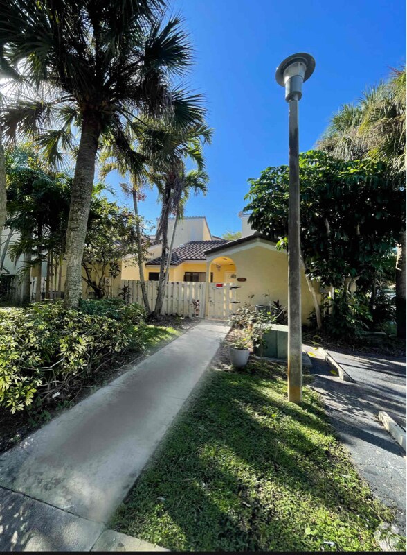 Harbour Town of Boca del Mar Apartments for Rent with Utilities