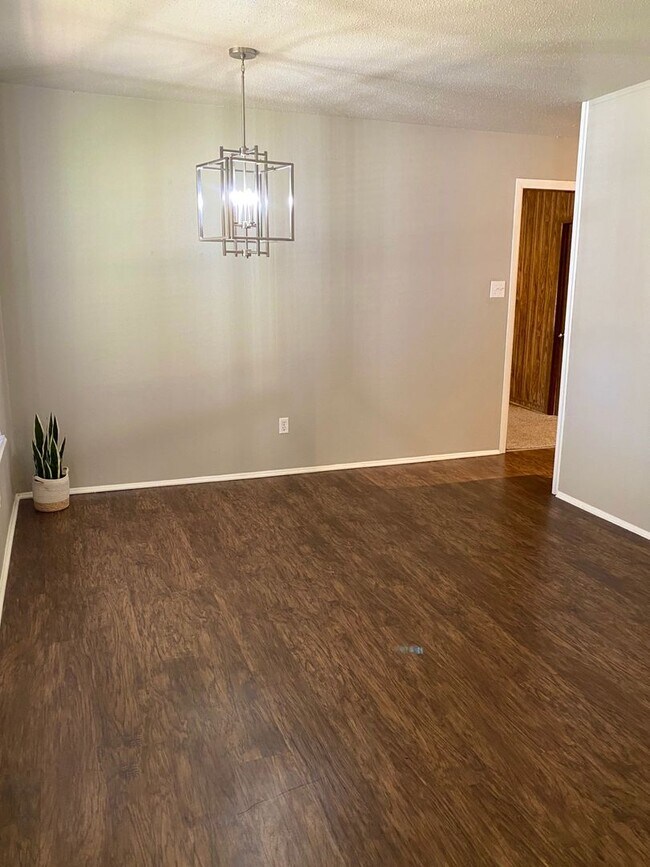 Foto del edificio - Available Now!  Darling Edmond Rental!