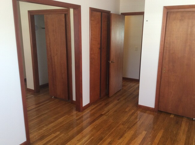 Building Photo - 4 BEDROOM 2 BATHROOM SINGLE FAMILY HOME
