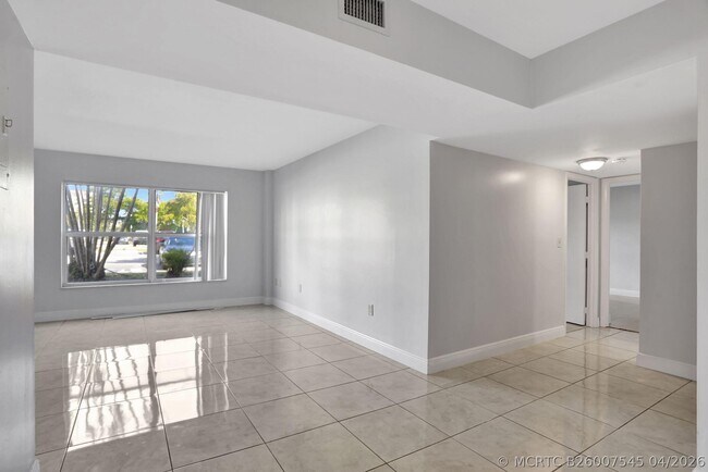 Building Photo - 4156 Inverrary Dr