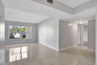 Building Photo - 4156 Inverrary Dr