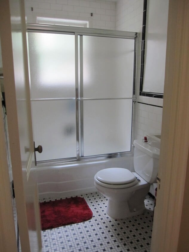 Downstairs bathroom - 3700 Kennedy Street
